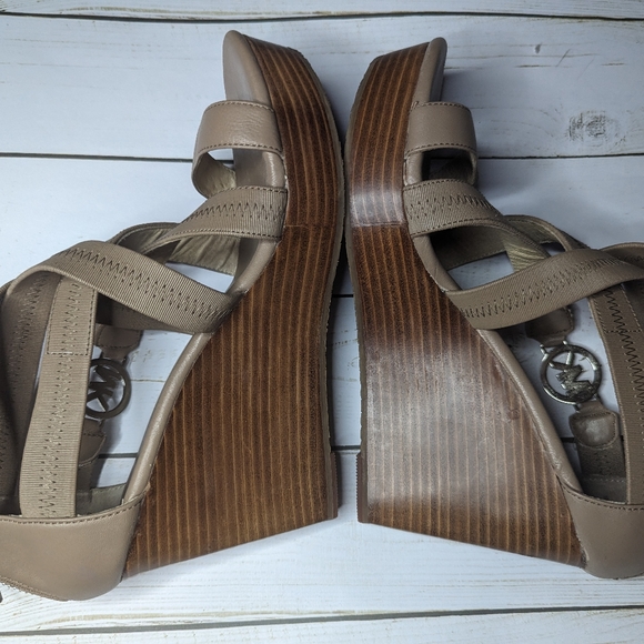 Micheal Kors Robertson Wedge - Picture 6 of 10